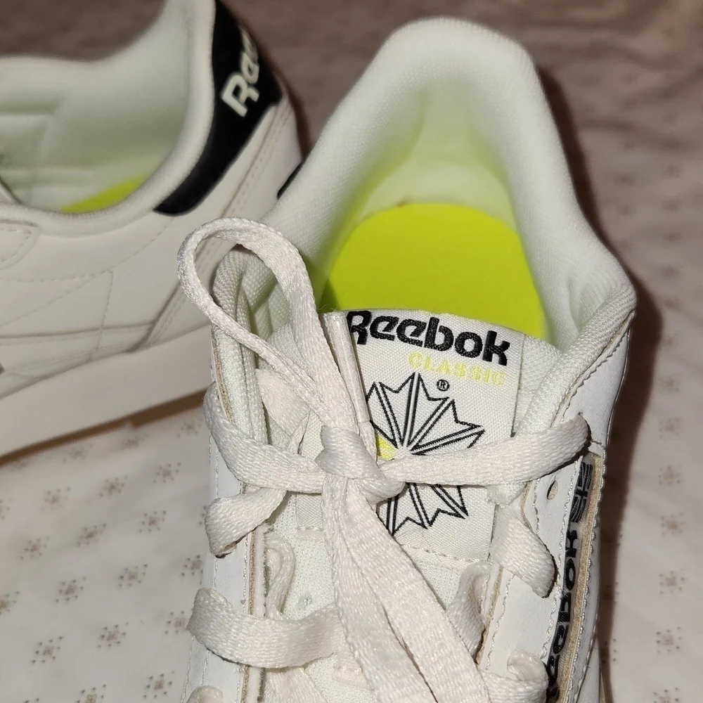 Reebok classic leather lace-up sneakers in alabaster sz 9.5